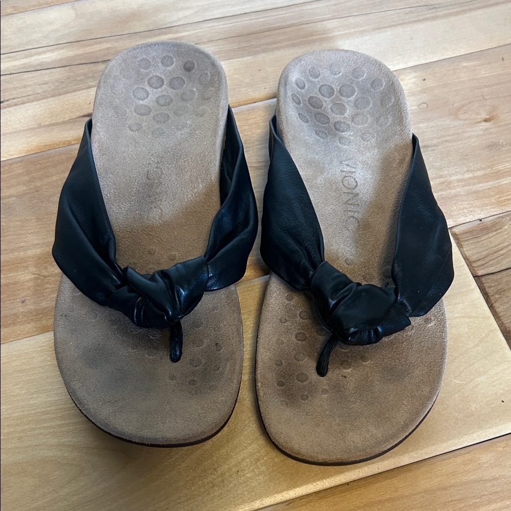 Vionic Black Leather Thong Sandals